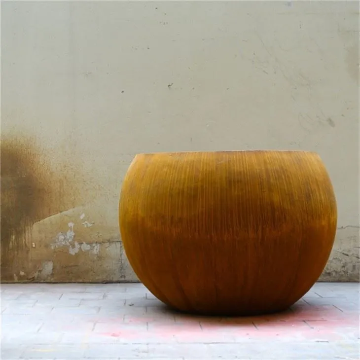 گارڈن میں کارٹین اسٹیل پلانٹر