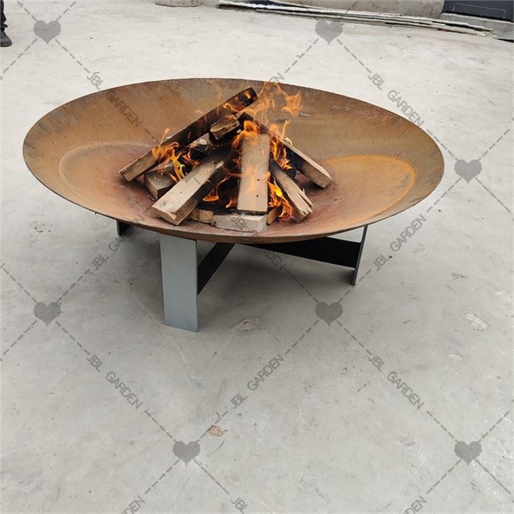 بیرونی آگ اور آنگن