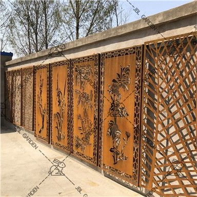 زنگ آلود باڑ